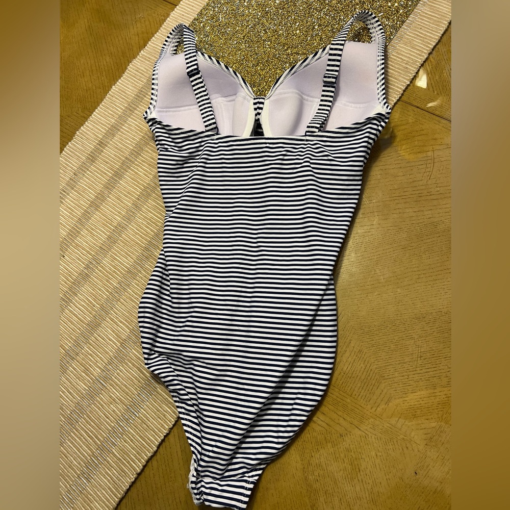 -Swimsuit 💙🤍 - Picture 3 of 5